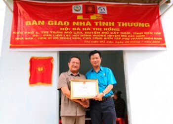 Nhà báo Hồ Minh Sơn vinh dự nhận bằng khen Chủ tịch UBND tỉnh Bến Tre