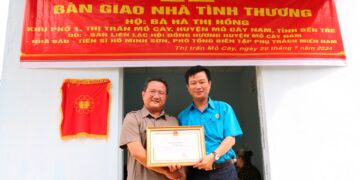 Nhà báo Hồ Minh Sơn vinh dự nhận bằng khen Chủ tịch UBND tỉnh Bến Tre