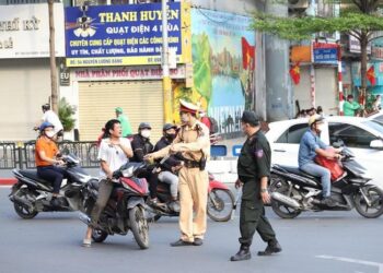 Thượng tôn pháp luật để xây dựng văn hóa giao thông an toàn