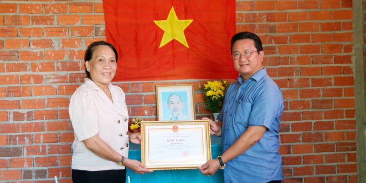 Nhà báo – Luật gia Hồ Minh Sơn tiếp tục được Chủ tịch UBND tỉnh Bến Tre tặng bằng khen