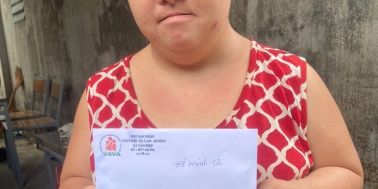 Viện IMRIC – Viện IRLIE, Trung tâm TTLCC và Tạp chí Doanh nghiệp và Trang trại: Trao quà các nạn nhân chất độc da cam ở xã Tân Hiệp