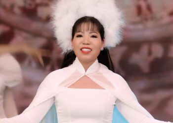 Cô giáo Thuý Hằng với tà áo dài duyên dáng trong ca khúc mới