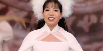 Cô giáo Thuý Hằng với tà áo dài duyên dáng trong ca khúc mới