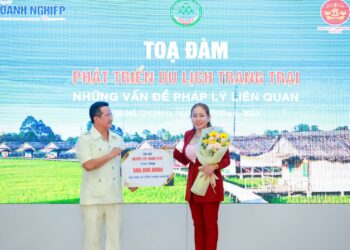 Hoa hậu Nguyễn Thị Thanh Thúy trao tặng kinh phí sửa chữa các điểm trường vùng núi