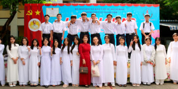 Học sinh, giáo viên trường Trung học phổ thông Lê Thánh Tôn (quận 7, TP.HCM) rộn ràng khai giảng năm học mới