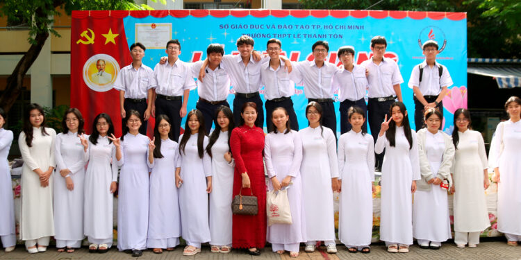 Học sinh, giáo viên trường Trung học phổ thông Lê Thánh Tôn (quận 7, TP.HCM) rộn ràng khai giảng năm học mới