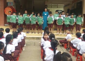 Viện IMRIC – Viện IRLIE phối hợp Tạp chí Doanh nghiệp và trang trại Việt Nam: Trao Balo quà tặng cho học sinh nghèo ở Thị trấn Mõ Cày, xã Định Thuỷ