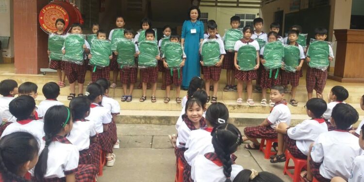 Viện IMRIC – Viện IRLIE phối hợp Tạp chí Doanh nghiệp và trang trại Việt Nam: Trao Balo quà tặng cho học sinh nghèo ở Thị trấn Mõ Cày, xã Định Thuỷ