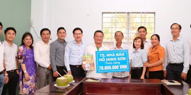 Viện IMRIC – Viện IRLIE; Tạp chí Doanh nghiệp và Trang trại Việt Nam: Trao kinh phí xây cầu nông thôn cho xã Phú Long