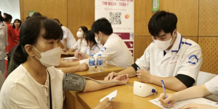 Hơn 1 nghìn người được khám tầm soát miễn phí bệnh tim mạch, thận