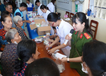 Công an tỉnh An Giang tặng quà cho người dân khó khăn