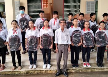 Viện IMRIC – Viện IRLIE phối hợp Tạp chí Doanh nghiệp và Trang trại Việt Nam tiếp sức cho học sinh hiếu học vượt khó tỉnh Bến Tre