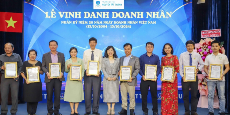 Trường Đại học Nguyễn Tất Thành nhiều hoạt động ý nghĩa tại họp mặt doanh nghiệp nhân kỷ niệm 20 năm ngày Doanh nhân Việt Nam