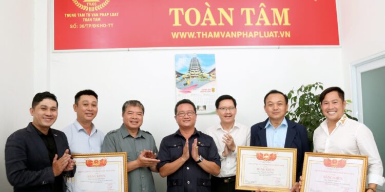 Trung tâm tư vấn pháp luật Toàn Tâm: Luật sư xúc phạm những người tiến hành tố tụng có bị xử phạt – Thẩm phán mời đương sự tới tòa nhận lịch xử “hợp lệ” được không?
