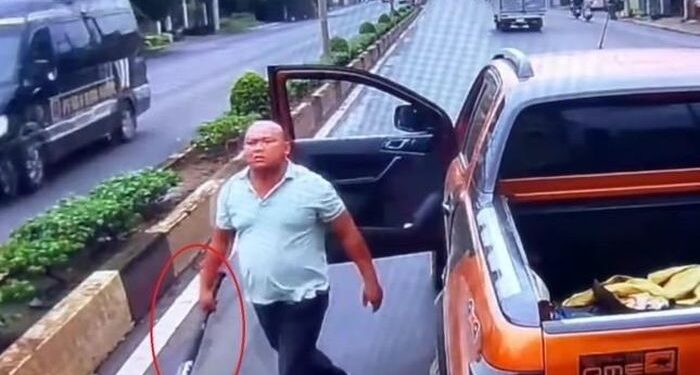 Luật sư – ThS. Nguyễn Thành Hưng: Vụ tài xế cầm gậy, bình xịt hơi cay ‘thị uy’ giữa đường – Nếu bị truy tố và đưa ra xét xử, có thể phải chịu hình phạt gộp các tội danh