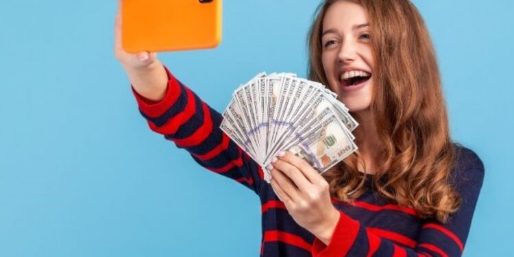 Vì sao một bộ phận người trẻ gồng mình với vỏ bọc ảo, để khẳng định giá trị bản thân?