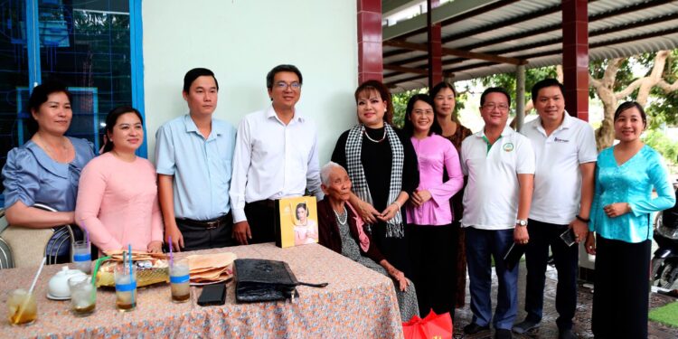 Bến Tre: Thăm và chúc tết Mẹ Việt Nam anh hùng nhân dịp Tết Nguyên đán xuân Ất Tỵ 2025