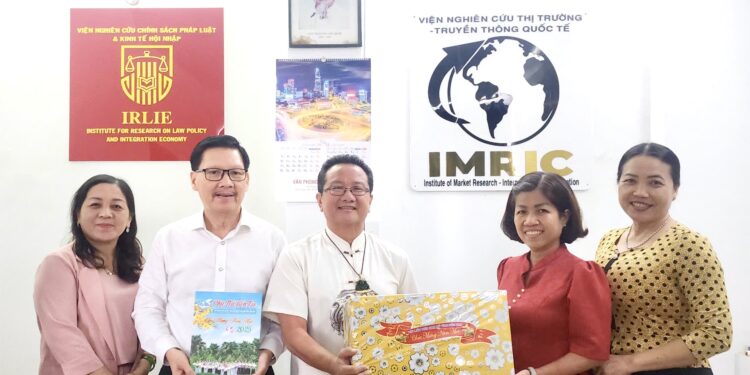 Tiếp, làm việc về chương trình phối hợp, hợp tác triển khai nhiệm vụ khoa học với Hội Liên hiệp Phụ nữ tỉnh Bến Tre