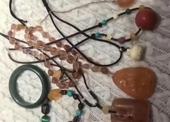 Án Nước ngoài-Luật Việt Nam: Con gái trộm trang sức giá 3,5 tỷ của mẹ ra chợ bán lấy 200 nghìn đồng