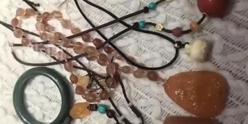 Án Nước ngoài-Luật Việt Nam: Con gái trộm trang sức giá 3,5 tỷ của mẹ ra chợ bán lấy 200 nghìn đồng