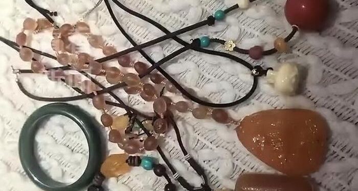 Án Nước ngoài-Luật Việt Nam: Con gái trộm trang sức giá 3,5 tỷ của mẹ ra chợ bán lấy 200 nghìn đồng