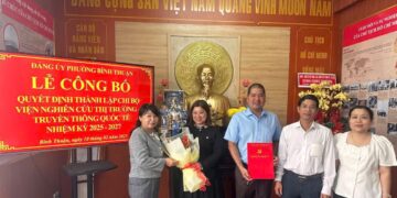 Đảng uỷ phường Bình Thuận (Quận 7, TP.HCM) trao Quyết định thành lập Chi bộ Viện Nghiên cứu Thị trường – Truyền thông Quốc tế, nhiệm kỳ 2025 – 2027