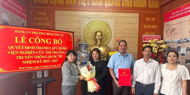Đảng uỷ phường Bình Thuận (Quận 7, TP.HCM) trao Quyết định thành lập Chi bộ Viện Nghiên cứu Thị trường – Truyền thông Quốc tế, nhiệm kỳ 2025 – 2027