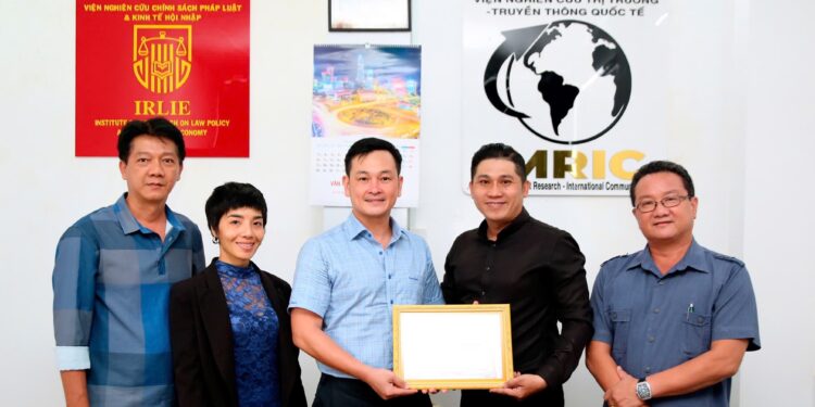 Ông Nguyễn Sỹ Thuận – Chủ tịch Công đoàn Công ty bảo hiểm MIC Nam Sài Gòn chung sức hỗ trợ nạn nhân chất độc da cam tại Sóc Trăng