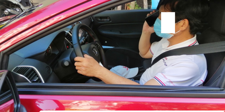 Trung tâm tư vấn pháp luật Toàn Tâm tham vấn pháp lý: Vừa lái xe ô tô vừa bấm điện thoại – Cố tình lái xe khi giấy phép lái xe đã bị trừ hết điểm bị xử phạt thế nào?