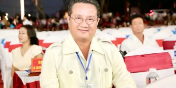 TS. Hồ Minh Sơn phân tích yếu tố pháp lý về việc vụ ‘1 viên kẹo bằng đĩa rau’ và vụ 2 người phụ nữ tạo dáng trên đường ray