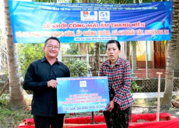 TS. Hồ Minh Sơn tiếp tục đồng hành xóa nhà tạm, nhà dột nát cho người dân cùng Tỉnh Đoàn Bến Tre