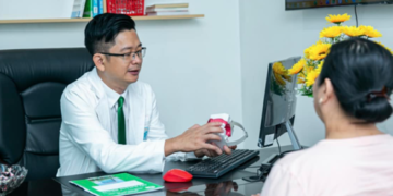 ThS.BS Nguyễn Quang Tiến – CEO Bệnh viện Răng Hàm Mặt Sài Gòn (https://benhvienranghammatsg.vn/) hướng dẫn cách xử lý khi lợi bị thâm đen