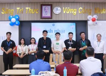 Những sinh viên đầu tiên của Trường ĐH Luật TP.HCM bất ngờđược nhận quà sinh nhật