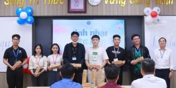 Những sinh viên đầu tiên của Trường ĐH Luật TP.HCM bất ngờđược nhận quà sinh nhật