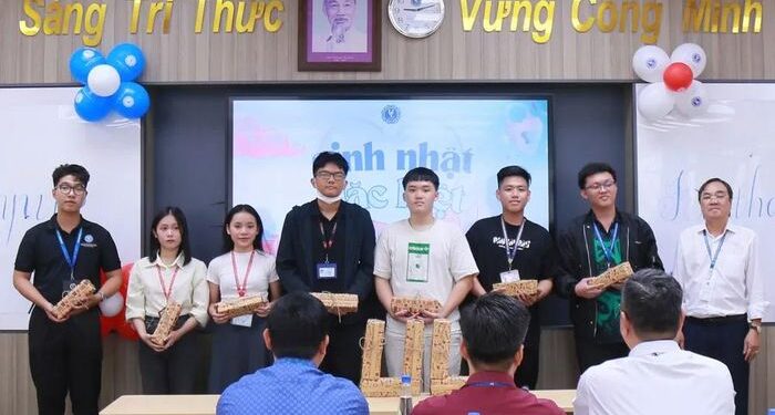 Những sinh viên đầu tiên của Trường ĐH Luật TP.HCM bất ngờđược nhận quà sinh nhật