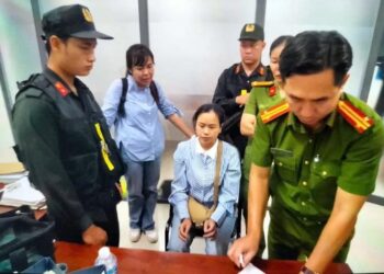 Bắt khẩn cấp 1 phụ nữ xưng luật sư vào trụ sở công an yêu cầu thả người