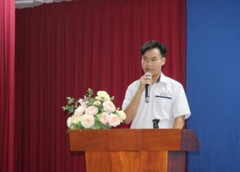 Nam sinh Trường Trung học Thực hành Sài Gòn được kết nạp Đảng trong ngày sinh nhật Bác