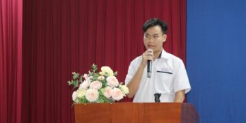 Nam sinh Trường Trung học Thực hành Sài Gòn được kết nạp Đảng trong ngày sinh nhật Bác