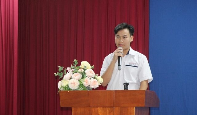 Nam sinh Trường Trung học Thực hành Sài Gòn được kết nạp Đảng trong ngày sinh nhật Bác