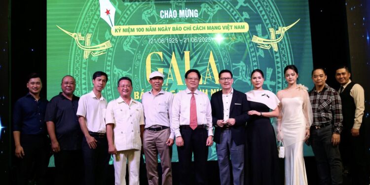 Long trọng Lễ Kỷ niệm 100 năm Báo chí cách mạng Việt Nam và trao Kỷ niệm chương xây dựng, phát triển “Nông nghiệp – Nông dân – Nông thôn Việt Nam