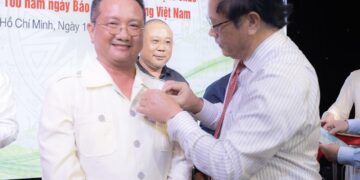 TS. Hồ Minh Sơn vinh dự nhận Kỷ niệm chương vì sự phát triển “Nông nghiệp – Nông dân – Nông thôn Việt Nam”