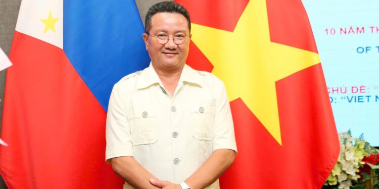 TS. Hồ Minh Sơn: Tấn tuồng đạo đức của nghệ sĩ và hoa hậu, trở thành món hàng rao bán