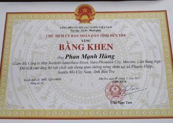Ông Phan Mạnh Hùng – Phó viện trưởng Viện IMRIC; CEO Công ty Mays Ruviteks vinh dự nhận bằng khen Chủ tịch UBND tỉnh Bến Tre