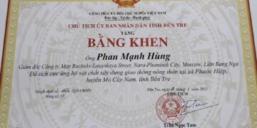 Ông Phan Mạnh Hùng – Phó viện trưởng Viện IMRIC; CEO Công ty Mays Ruviteks vinh dự nhận bằng khen Chủ tịch UBND tỉnh Bến Tre