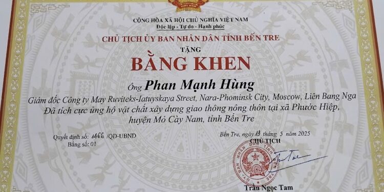 Ông Phan Mạnh Hùng – Phó viện trưởng Viện IMRIC; CEO Công ty Mays Ruviteks vinh dự nhận bằng khen Chủ tịch UBND tỉnh Bến Tre