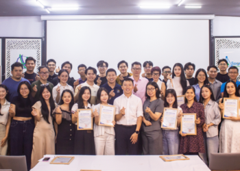 Ban Tổ chức chương trình Startup MasterTrack 2025 trang bị một phòng Livestream thực tế để học viên trải nghiệm