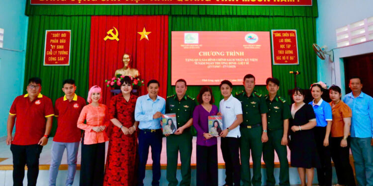 Vĩnh Long: Tặng quà cho gia đình chính sách – Nhân dịp kỷ niệm 78 năm Ngày Thương binh Liệt sĩ tại Đồn Biên phòng Cổ Chiên Vĩnh Long