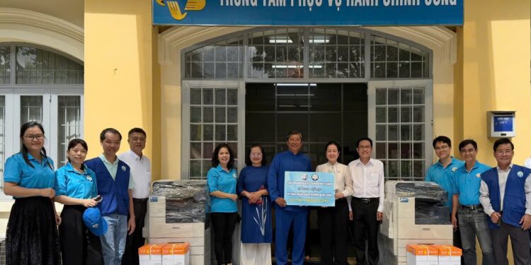 DOANH NHÂN BÌNH THẠNH (CŨ) – BTBA TRAO TẶNG MÁY PHOTOCOPY HỖ TRỢ CÁC PHƯỜNG MỚI THÀNH LẬP