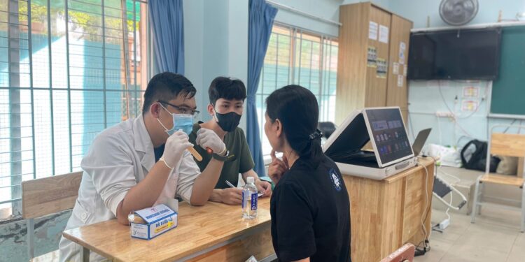 Thăm khám Răng Hàm Mặt và tặng quà cho các đối tượng chính sách nhân dịp 27/7