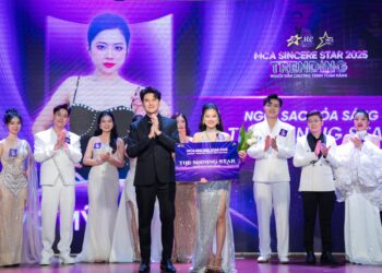 Lê Mỹ Phượng (SBD 01) – Thư ký Hiệp hội VFAEA: Tỏa sáng rực rỡ với danh hiệu “The Shining Star” tại đêm chung kết MCA Sincere Star 2025